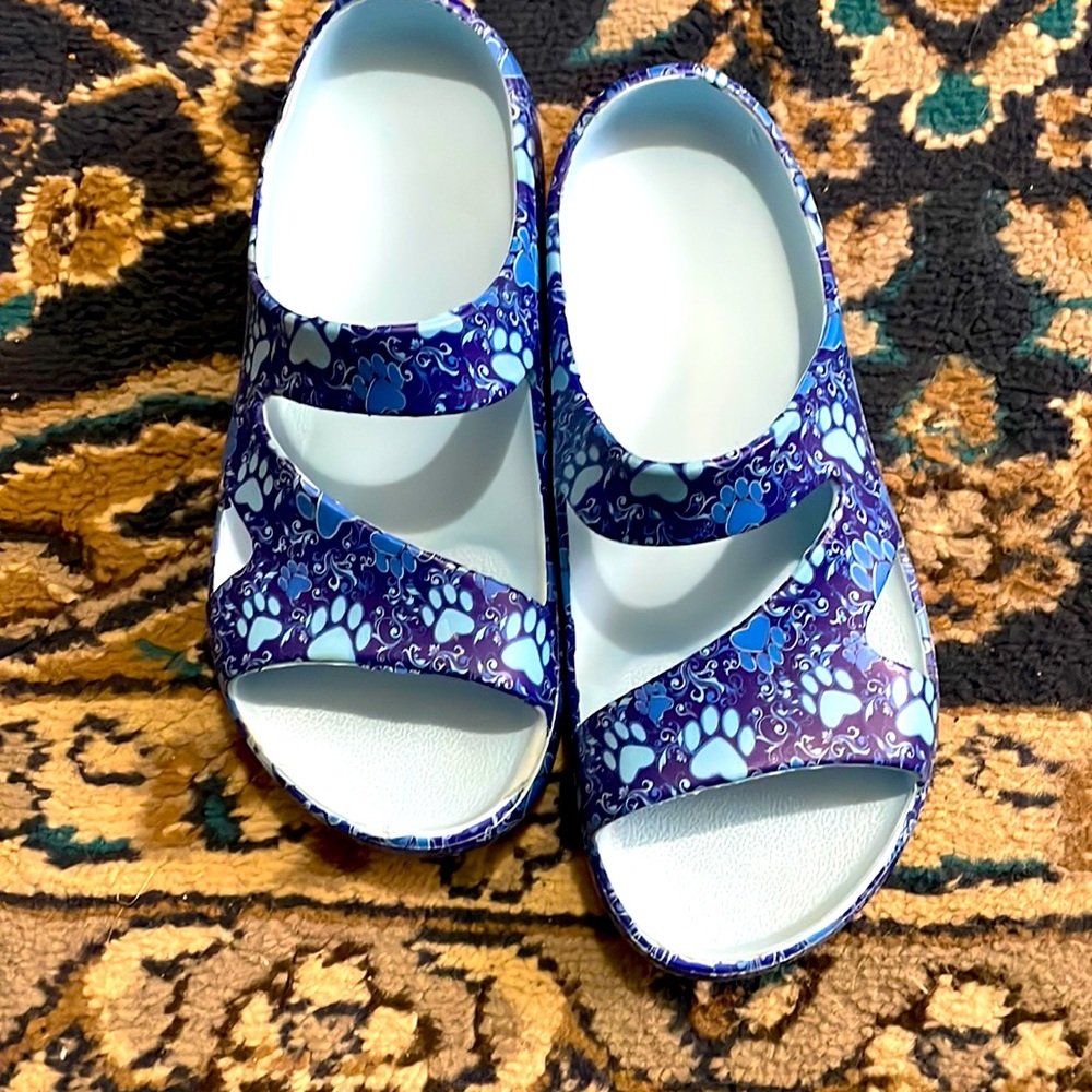 Women’s size 8 paw print sandals